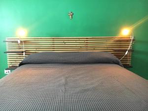 um quarto com uma cama com uma cruz na parede em Pigafetta n 52 em Turim