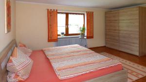 格萊森貝格的住宿－Ferienwohnung Bierl，一间卧室设有两张床和窗户。