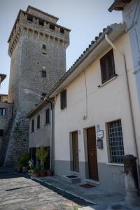 オルヴィエートにあるCASA ARMIDAの背高塔を背景にした建物