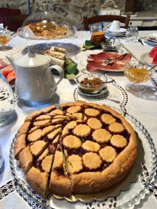 チヴィタにあるラ マガーラのテーブル上にパイを乗せたテーブル