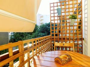 un tavolo in legno con una pagnotta di pane sul balcone di Brand New Studio 3 a Komotini