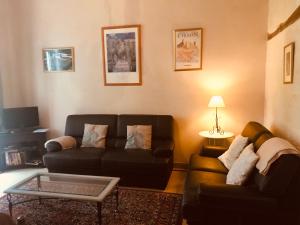 uma sala de estar com um sofá e uma mesa de centro em Loire Valley Cottages em Jarzé