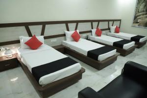 Llit o llits en una habitació de HOTEL ROYAL ORBIT