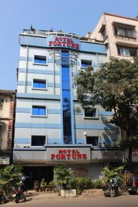 un edificio bianco con un cartello di non morso di Hotel Fortune a Mumbai