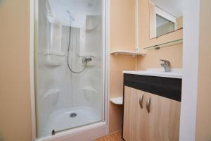 a bathroom with a shower and a sink at Alannia Costa Dorada in Platja de l’Almadrava