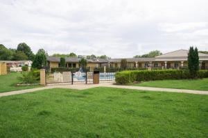 Um jardim em Woodridge Inn and Suites
