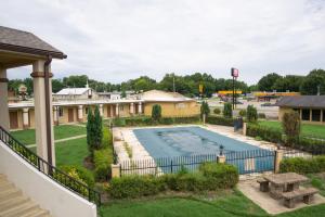 uma vista superior de uma piscina num quintal em Woodridge Inn and Suites em Miami