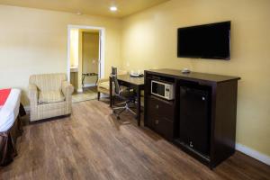 A cozinha ou cozinha compacta de Woodridge Inn and Suites