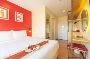Un pat sau paturi într-o cameră la Klean Residence Hotel