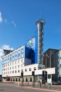 ein Gebäude mit einem Turm darüber in der Unterkunft Holiday Inn Express - Glasgow - City Ctr Theatreland, an IHG Hotel in Glasgow