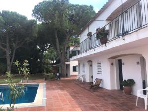uma casa com um pátio e uma piscina em Espectacular apartamento con piscina en Calella de Palafrugell em Calella de Palafrugell