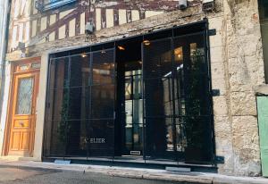 a store front of a building with a large window at L'Atelier 1742 - Atypique jacuzzi Rouen Centre in Rouen