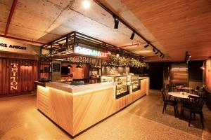 un bar dans un restaurant avec une table et des chaises dans l'établissement Cityloft 64, à Istanbul