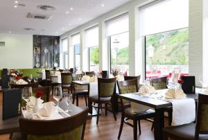 A restaurant or other place to eat at Moselstern Hotel Fuhrmann