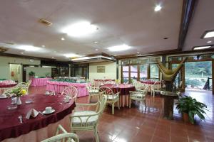 マカレにあるHotel Sahid Torajaのテーブルと椅子、ピンクのテーブルクロスが備わるレストラン