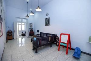 Χώρος καθιστικού στο RedDoorz Near Stasiun Lawang