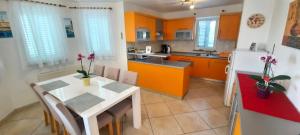 una cucina con tavolo bianco e frigorifero bianco di Apartment Jan a Krk