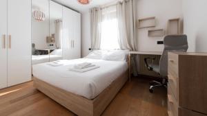 A bed or beds in a room at Italianway - Bagni Nuovi 12