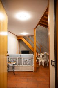 una sala de estar con un sofá y una mesa en CENTROLAGO, en Lecco