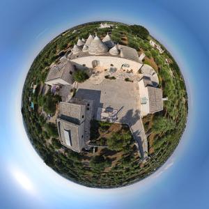 una vista aerea di una grande casa in un cortile di L'Uliveto a Cisternino