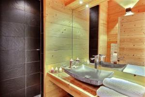 une salle de bain avec un lavabo, une douche et un miroir dans l'établissement Chalet Prestige serrechevalierholidays 20 personnes, au Monêtier-les-Bains 45 autres photos