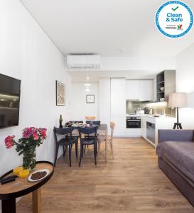 リスボンにあるLisbon Serviced Apartments - Avenidaのリビングルーム(テーブル付)、キッチン