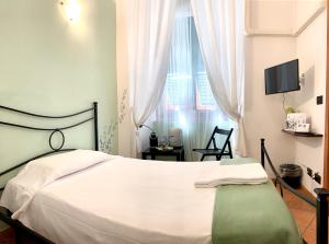 Postel nebo postele na pokoji v ubytování Guest House Virginia's Rooms-Private free Parking and Top Carignano District