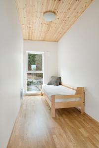 um quarto com uma cama e um tecto em madeira em House with fjord views Hommersåk ( stavanger, sandnes ) em Sandnes