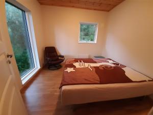 um quarto com uma cama com um design de vaca em House with fjord views Hommersåk ( stavanger, sandnes ) em Sandnes