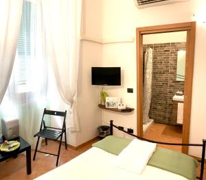 TV a/nebo společenská místnost v ubytování Guest House Virginia's Rooms-Private free Parking and Top Carignano District