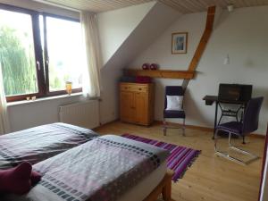 - une chambre avec un lit et un bureau dans l'établissement Ferienwohnung Maidenhain, 