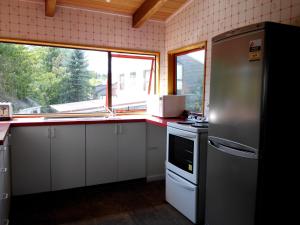 A kitchen or kitchenette at Larchwood Motel