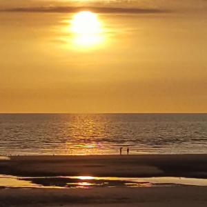 Gallery image of Les Obiones, Fort Mahon Plage, magnifique studio cabine 4p vue latérale mer avec balcon , parking privé gratuit, wifi, classé 2 étoiles, exposition plein sud en Baie de Somme in Fort-Mahon-Plage