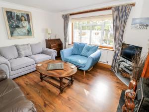 a living room with a couch and a table at The Malins in Moreton in Marsh