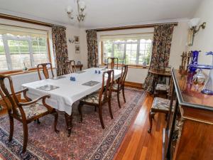 a dining room with a table and chairs at The Malins in Moreton in Marsh