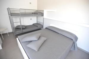 sypialnia z łóżkiem piętrowym i 2 poduszkami w obiekcie Agriturismo Frontemare w mieście Giulianova
