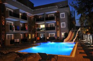 una piscina frente a un edificio por la noche en Isla Apart, en Marmaris