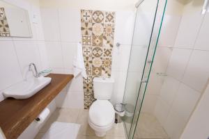 a bathroom with a toilet and a shower at Hotel Alto da Boa Vista in Analândia