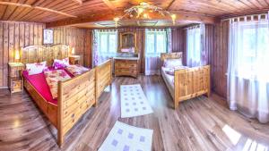 1 dormitorio con 2 camas en una habitación con paredes de madera en Chalet Rastenhof - Urlaub auf dem Bauernhof in Österreich, en Gallzein