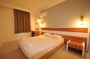 Habitación de hotel con cama con sábanas blancas en Isla Apart, en Marmaris 26 fotos más