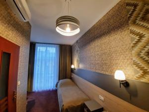 Łóżko lub łóżka w pokoju w obiekcie Hotel Kazimierz