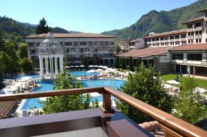 uma vista a partir de uma varanda de um resort com piscina em Семеен хотел Къщата em Devin