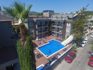 Una vista aérea de una piscina en un edificio. en Isla Apart, en Marmaris