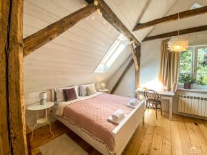 Postel nebo postele na pokoji v ubytování Nasz Dębowiec - dom dla 15 osób, sauna, widok na staw, wielka działka
