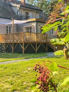 Zahrada ubytování Nasz Dębowiec - dom dla 15 osób, sauna, widok na staw, wielka działka
