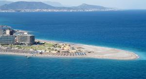 uma vista aérea de uma praia e do oceano em Aquarium View Hotel in Ilha de Rhodes