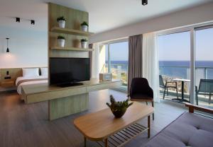 TV a/nebo společenská místnost v ubytování Aquarium View Hotel