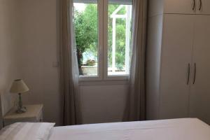 מיטה או מיטות בחדר ב-Corfu island KASSIOPI’S best sea view apartment