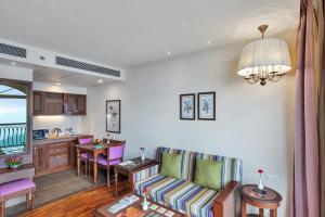 Posezení v ubytování Club Mahindra Pristine Peaks Naldehra