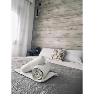 1 dormitorio con 1 cama con toallas en Villa Georgia, en Potos